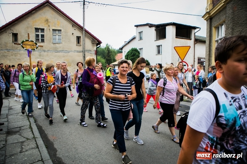 Zdjęcie w galerii na portalu naszraciborz.pl: Z Maryją idą głosić miłosierdzie. Pielgrzymi z powiatu raciborskiego w drodze na Jasną Górę  wiadomości z regionu