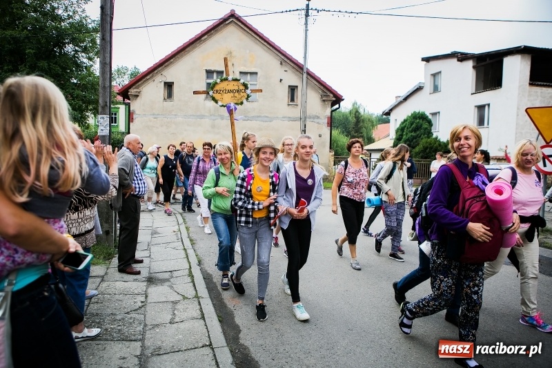 Zdjęcie w galerii na portalu naszraciborz.pl: Z Maryją idą głosić miłosierdzie. Pielgrzymi z powiatu raciborskiego w drodze na Jasną Górę  wiadomości z regionu
