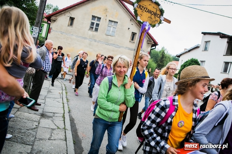 Zdjęcie w galerii na portalu naszraciborz.pl: Z Maryją idą głosić miłosierdzie. Pielgrzymi z powiatu raciborskiego w drodze na Jasną Górę  wiadomości z regionu