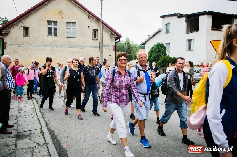 Zdjęcie w galerii na portalu naszraciborz.pl: Z Maryją idą głosić miłosierdzie. Pielgrzymi z powiatu raciborskiego w drodze na Jasną Górę  wiadomości z regionu