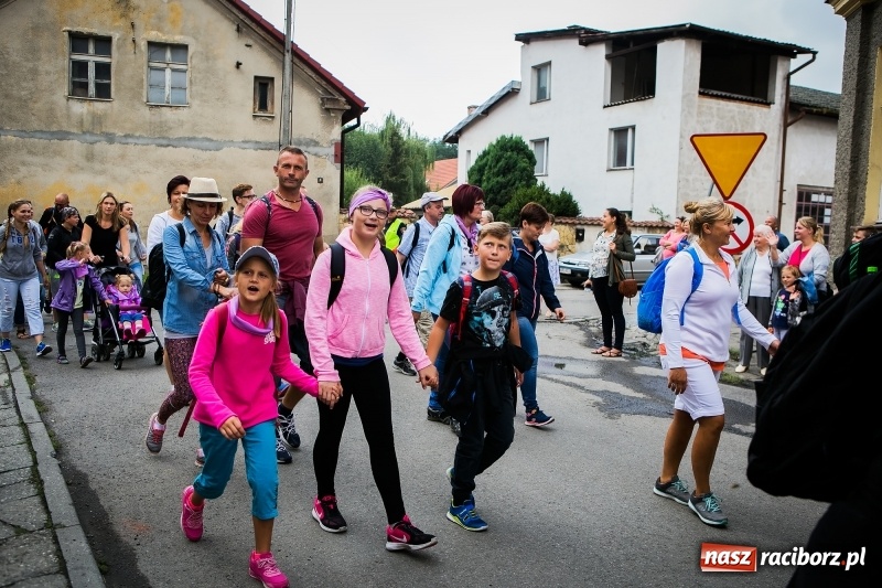 Zdjęcie w galerii na portalu naszraciborz.pl: Z Maryją idą głosić miłosierdzie. Pielgrzymi z powiatu raciborskiego w drodze na Jasną Górę  wiadomości z regionu