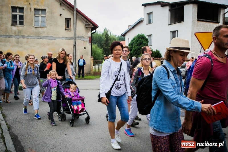 Zdjęcie w galerii na portalu naszraciborz.pl: Z Maryją idą głosić miłosierdzie. Pielgrzymi z powiatu raciborskiego w drodze na Jasną Górę  wiadomości z regionu