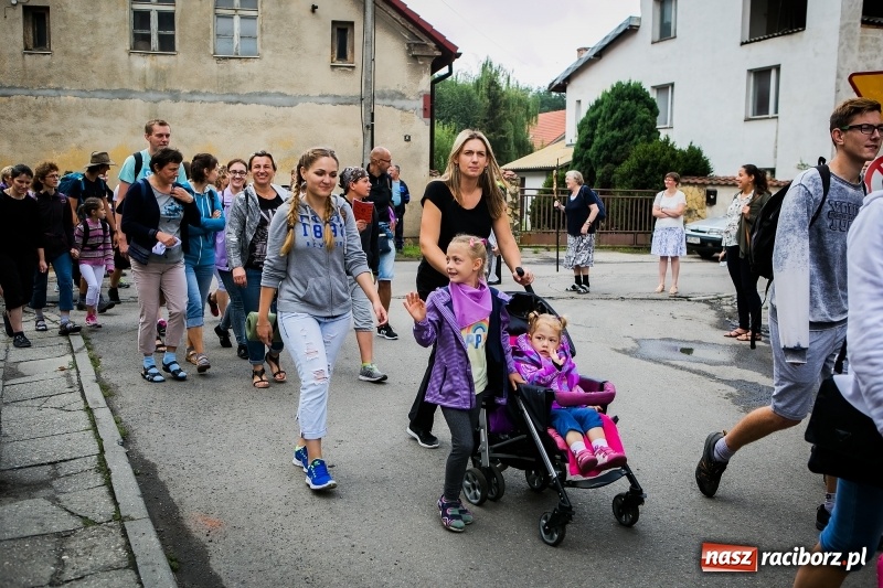Zdjęcie w galerii na portalu naszraciborz.pl: Z Maryją idą głosić miłosierdzie. Pielgrzymi z powiatu raciborskiego w drodze na Jasną Górę  wiadomości z regionu