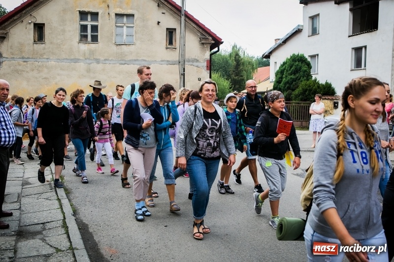 Zdjęcie w galerii na portalu naszraciborz.pl: Z Maryją idą głosić miłosierdzie. Pielgrzymi z powiatu raciborskiego w drodze na Jasną Górę  wiadomości z regionu