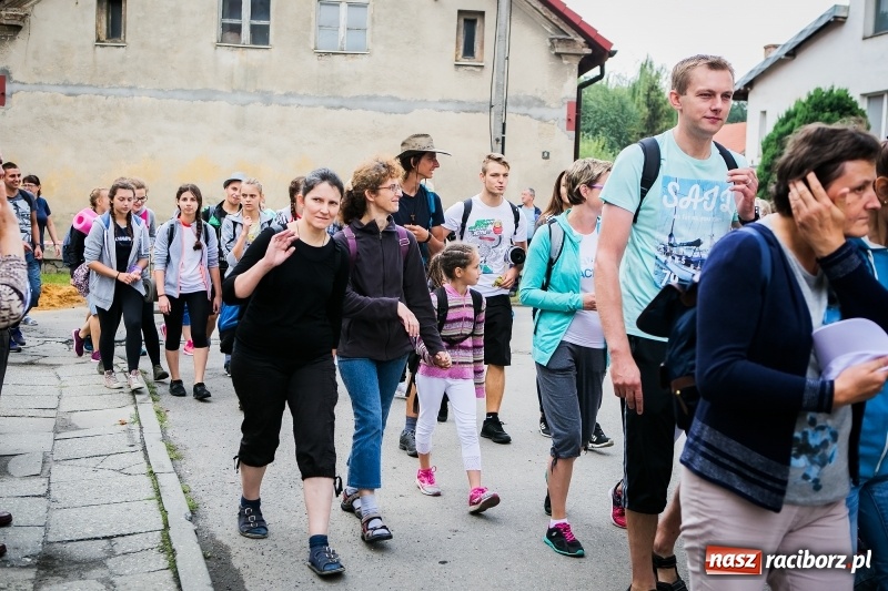 Zdjęcie w galerii na portalu naszraciborz.pl: Z Maryją idą głosić miłosierdzie. Pielgrzymi z powiatu raciborskiego w drodze na Jasną Górę  wiadomości z regionu