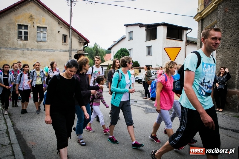 Zdjęcie w galerii na portalu naszraciborz.pl: Z Maryją idą głosić miłosierdzie. Pielgrzymi z powiatu raciborskiego w drodze na Jasną Górę  wiadomości z regionu
