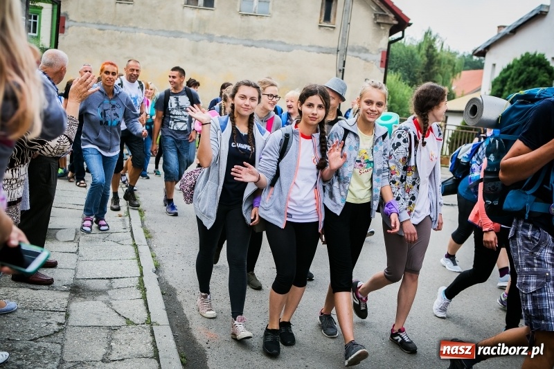 Zdjęcie w galerii na portalu naszraciborz.pl: Z Maryją idą głosić miłosierdzie. Pielgrzymi z powiatu raciborskiego w drodze na Jasną Górę  wiadomości z regionu