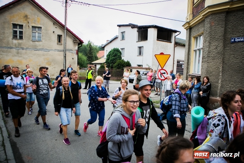 Zdjęcie w galerii na portalu naszraciborz.pl: Z Maryją idą głosić miłosierdzie. Pielgrzymi z powiatu raciborskiego w drodze na Jasną Górę  wiadomości z regionu