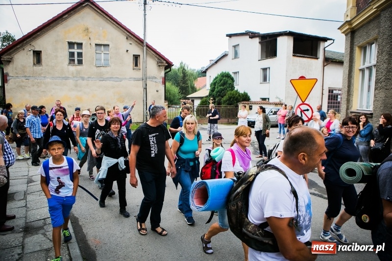 Zdjęcie w galerii na portalu naszraciborz.pl: Z Maryją idą głosić miłosierdzie. Pielgrzymi z powiatu raciborskiego w drodze na Jasną Górę  wiadomości z regionu