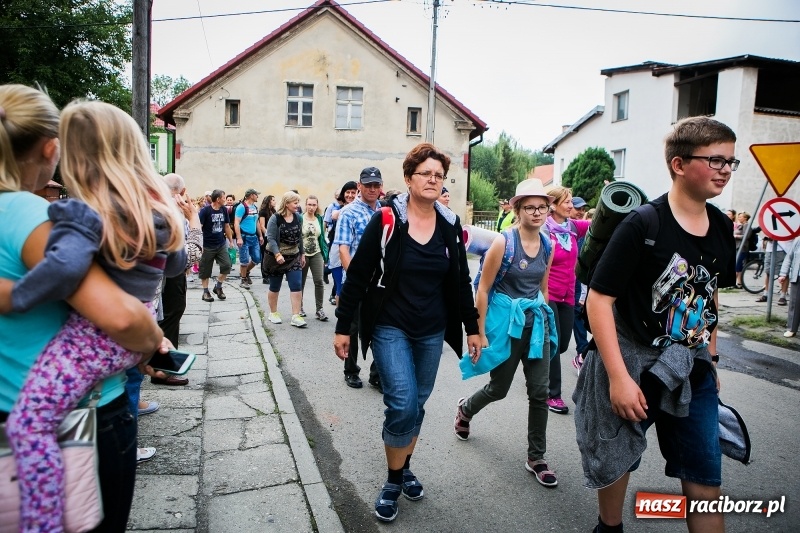 Zdjęcie w galerii na portalu naszraciborz.pl: Z Maryją idą głosić miłosierdzie. Pielgrzymi z powiatu raciborskiego w drodze na Jasną Górę  wiadomości z regionu