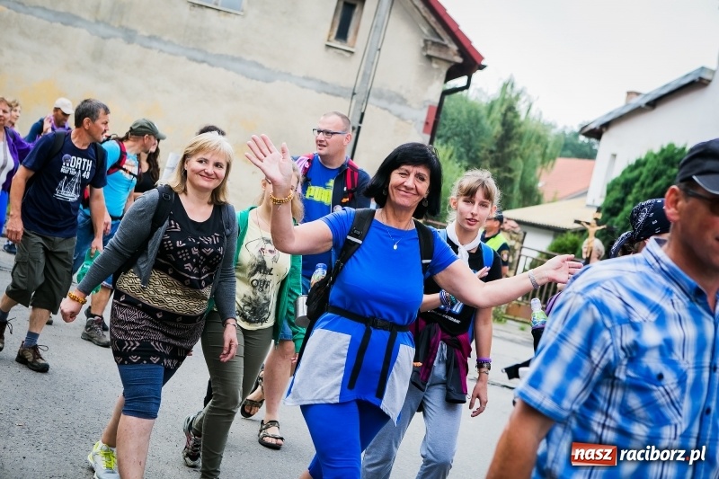 Zdjęcie w galerii na portalu naszraciborz.pl: Z Maryją idą głosić miłosierdzie. Pielgrzymi z powiatu raciborskiego w drodze na Jasną Górę  wiadomości z regionu