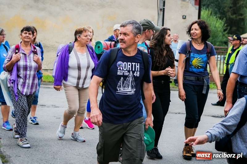 Zdjęcie w galerii na portalu naszraciborz.pl: Z Maryją idą głosić miłosierdzie. Pielgrzymi z powiatu raciborskiego w drodze na Jasną Górę  wiadomości z regionu
