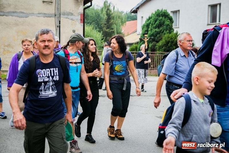 Zdjęcie w galerii na portalu naszraciborz.pl: Z Maryją idą głosić miłosierdzie. Pielgrzymi z powiatu raciborskiego w drodze na Jasną Górę  wiadomości z regionu