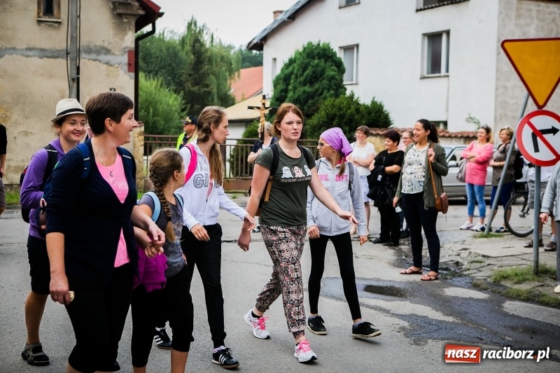Zdjęcie w galerii na portalu naszraciborz.pl: Z Maryją idą głosić miłosierdzie. Pielgrzymi z powiatu raciborskiego w drodze na Jasną Górę  wiadomości z regionu