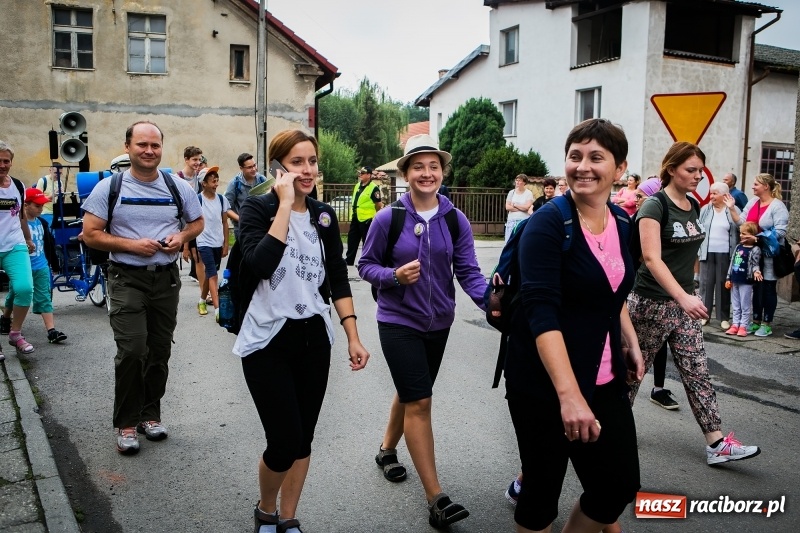 Zdjęcie w galerii na portalu naszraciborz.pl: Z Maryją idą głosić miłosierdzie. Pielgrzymi z powiatu raciborskiego w drodze na Jasną Górę  wiadomości z regionu