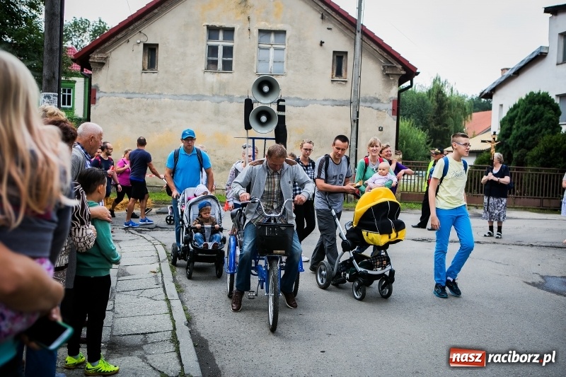 Zdjęcie w galerii na portalu naszraciborz.pl: Z Maryją idą głosić miłosierdzie. Pielgrzymi z powiatu raciborskiego w drodze na Jasną Górę  wiadomości z regionu