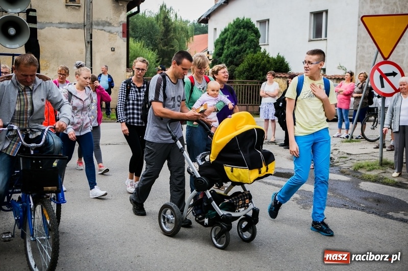 Zdjęcie w galerii na portalu naszraciborz.pl: Z Maryją idą głosić miłosierdzie. Pielgrzymi z powiatu raciborskiego w drodze na Jasną Górę  wiadomości z regionu