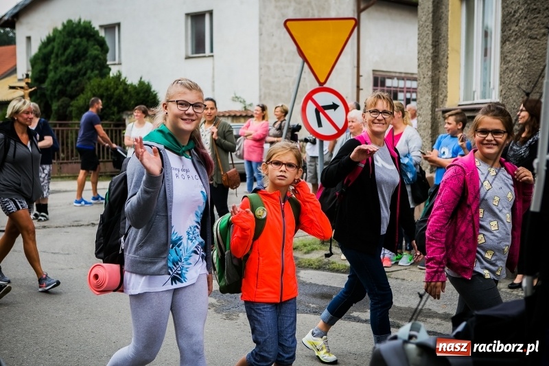Zdjęcie w galerii na portalu naszraciborz.pl: Z Maryją idą głosić miłosierdzie. Pielgrzymi z powiatu raciborskiego w drodze na Jasną Górę  wiadomości z regionu