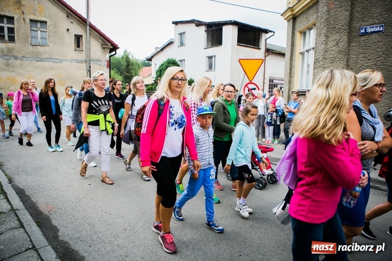 Zdjęcie w galerii na portalu naszraciborz.pl: Z Maryją idą głosić miłosierdzie. Pielgrzymi z powiatu raciborskiego w drodze na Jasną Górę  wiadomości z regionu