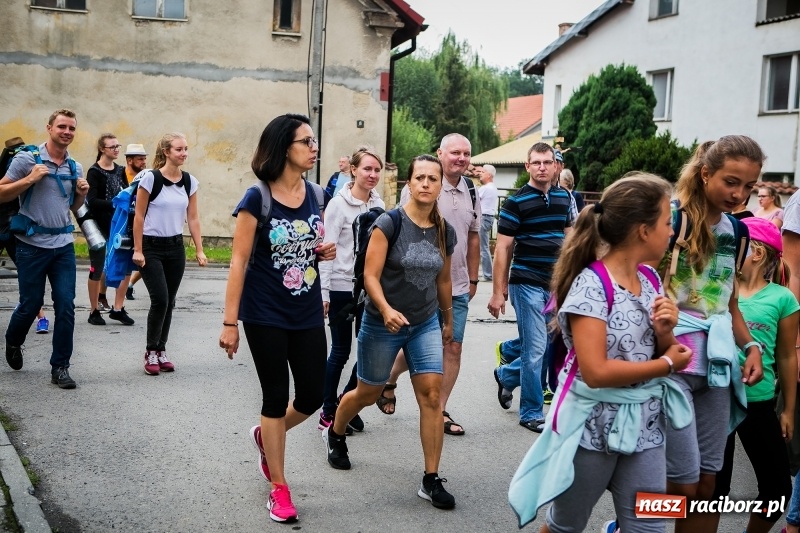 Zdjęcie w galerii na portalu naszraciborz.pl: Z Maryją idą głosić miłosierdzie. Pielgrzymi z powiatu raciborskiego w drodze na Jasną Górę  wiadomości z regionu