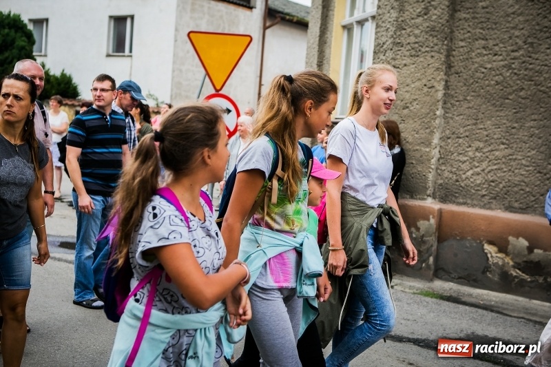 Zdjęcie w galerii na portalu naszraciborz.pl: Z Maryją idą głosić miłosierdzie. Pielgrzymi z powiatu raciborskiego w drodze na Jasną Górę  wiadomości z regionu