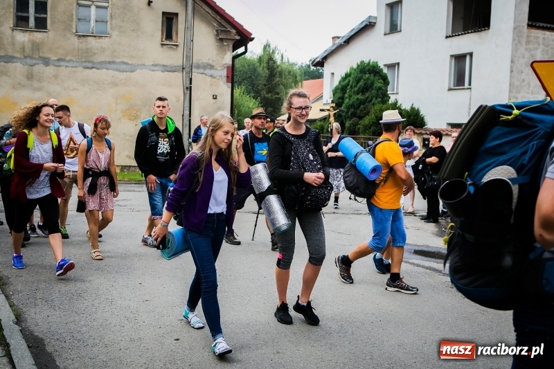 Zdjęcie w galerii na portalu naszraciborz.pl: Z Maryją idą głosić miłosierdzie. Pielgrzymi z powiatu raciborskiego w drodze na Jasną Górę  wiadomości z regionu