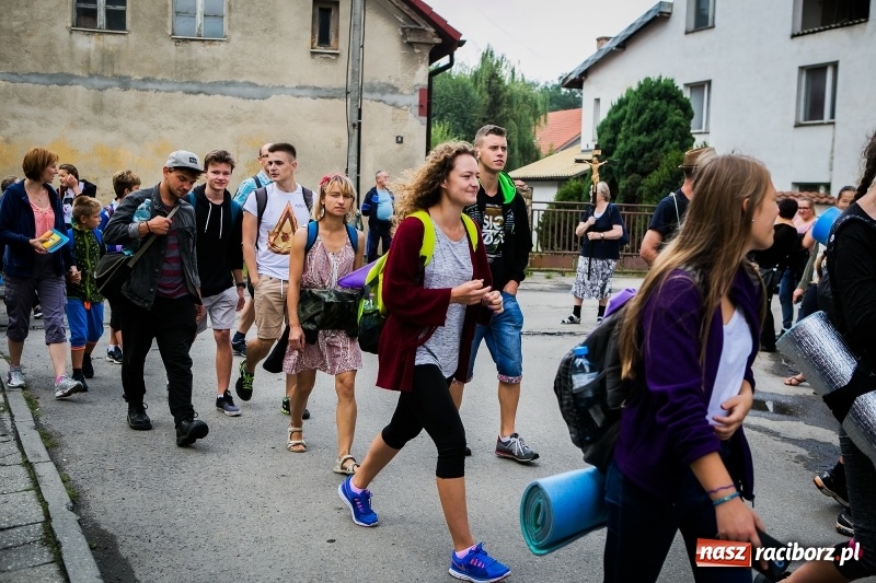 Zdjęcie w galerii na portalu naszraciborz.pl: Z Maryją idą głosić miłosierdzie. Pielgrzymi z powiatu raciborskiego w drodze na Jasną Górę  wiadomości z regionu