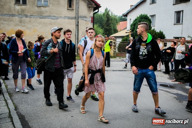 Zdjęcie w galerii na portalu naszraciborz.pl: Z Maryją idą głosić miłosierdzie. Pielgrzymi z powiatu raciborskiego w drodze na Jasną Górę  wiadomości z regionu