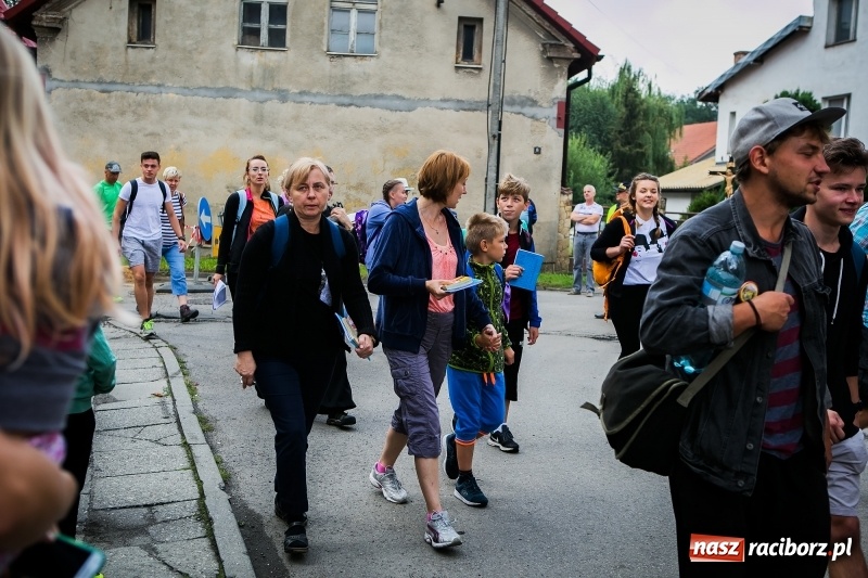 Zdjęcie w galerii na portalu naszraciborz.pl: Z Maryją idą głosić miłosierdzie. Pielgrzymi z powiatu raciborskiego w drodze na Jasną Górę  wiadomości z regionu