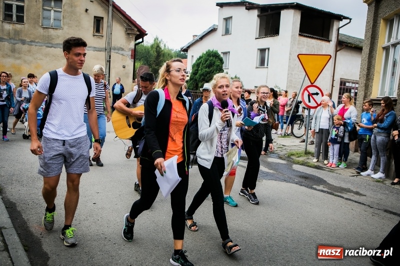 Zdjęcie w galerii na portalu naszraciborz.pl: Z Maryją idą głosić miłosierdzie. Pielgrzymi z powiatu raciborskiego w drodze na Jasną Górę  wiadomości z regionu
