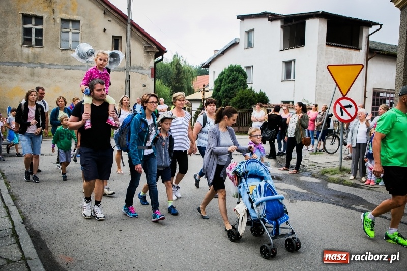 Zdjęcie w galerii na portalu naszraciborz.pl: Z Maryją idą głosić miłosierdzie. Pielgrzymi z powiatu raciborskiego w drodze na Jasną Górę  wiadomości z regionu