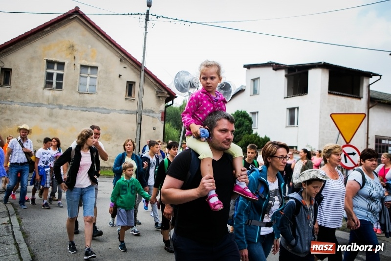 Zdjęcie w galerii na portalu naszraciborz.pl: Z Maryją idą głosić miłosierdzie. Pielgrzymi z powiatu raciborskiego w drodze na Jasną Górę  wiadomości z regionu