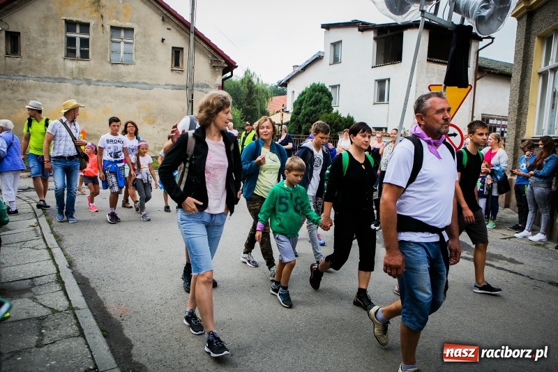 Zdjęcie w galerii na portalu naszraciborz.pl: Z Maryją idą głosić miłosierdzie. Pielgrzymi z powiatu raciborskiego w drodze na Jasną Górę  wiadomości z regionu