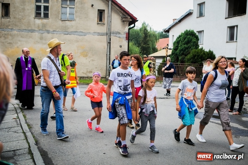 Zdjęcie w galerii na portalu naszraciborz.pl: Z Maryją idą głosić miłosierdzie. Pielgrzymi z powiatu raciborskiego w drodze na Jasną Górę  wiadomości z regionu