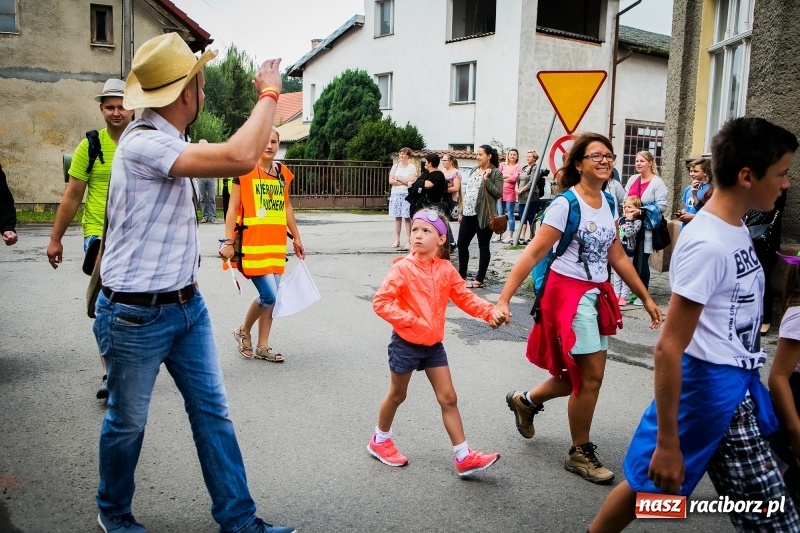 Zdjęcie w galerii na portalu naszraciborz.pl: Z Maryją idą głosić miłosierdzie. Pielgrzymi z powiatu raciborskiego w drodze na Jasną Górę  wiadomości z regionu