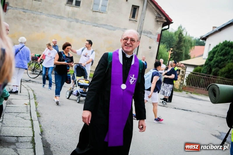 Zdjęcie w galerii na portalu naszraciborz.pl: Z Maryją idą głosić miłosierdzie. Pielgrzymi z powiatu raciborskiego w drodze na Jasną Górę  wiadomości z regionu
