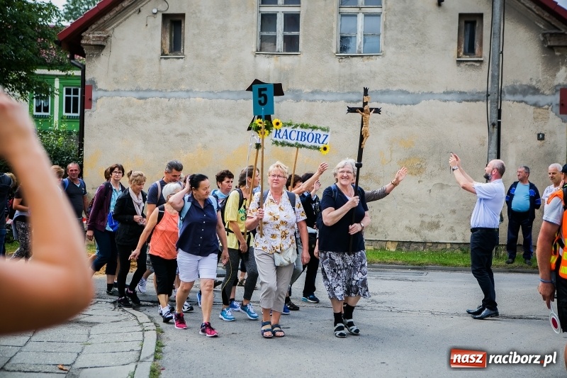 Zdjęcie w galerii na portalu naszraciborz.pl: Z Maryją idą głosić miłosierdzie. Pielgrzymi z powiatu raciborskiego w drodze na Jasną Górę  wiadomości z regionu