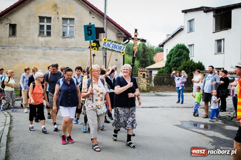 Zdjęcie w galerii na portalu naszraciborz.pl: Z Maryją idą głosić miłosierdzie. Pielgrzymi z powiatu raciborskiego w drodze na Jasną Górę  wiadomości z regionu