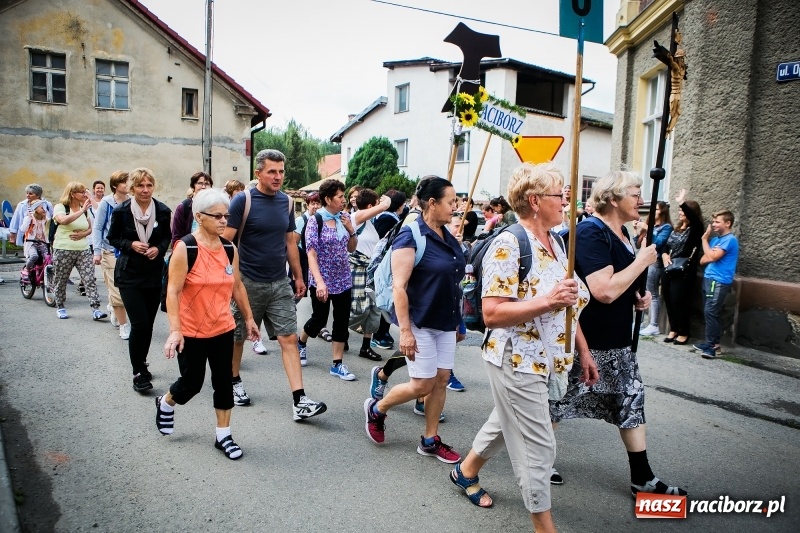 Zdjęcie w galerii na portalu naszraciborz.pl: Z Maryją idą głosić miłosierdzie. Pielgrzymi z powiatu raciborskiego w drodze na Jasną Górę  wiadomości z regionu
