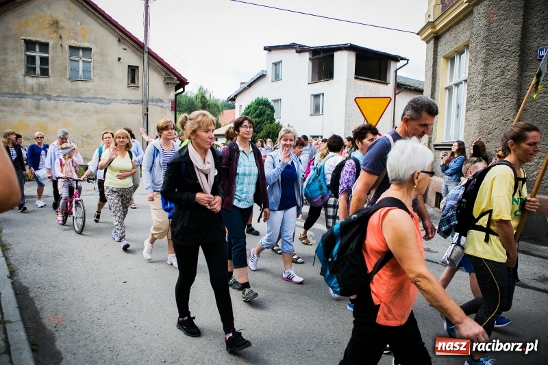 Zdjęcie w galerii na portalu naszraciborz.pl: Z Maryją idą głosić miłosierdzie. Pielgrzymi z powiatu raciborskiego w drodze na Jasną Górę  wiadomości z regionu