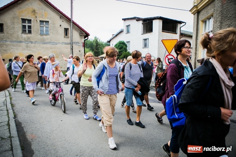 Zdjęcie w galerii na portalu naszraciborz.pl: Z Maryją idą głosić miłosierdzie. Pielgrzymi z powiatu raciborskiego w drodze na Jasną Górę  wiadomości z regionu