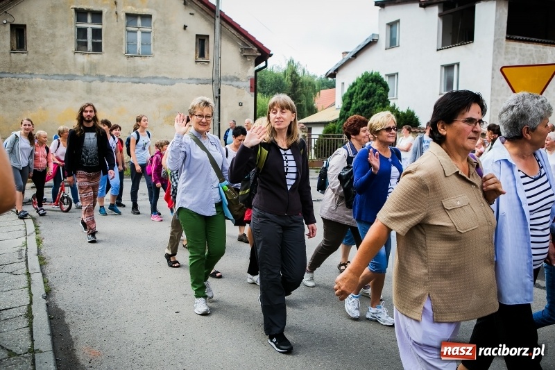 Zdjęcie w galerii na portalu naszraciborz.pl: Z Maryją idą głosić miłosierdzie. Pielgrzymi z powiatu raciborskiego w drodze na Jasną Górę  wiadomości z regionu