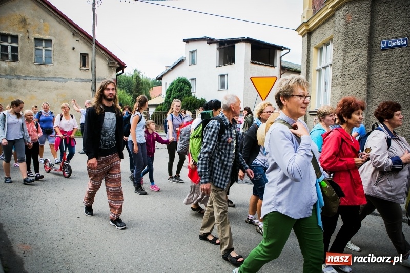 Zdjęcie w galerii na portalu naszraciborz.pl: Z Maryją idą głosić miłosierdzie. Pielgrzymi z powiatu raciborskiego w drodze na Jasną Górę  wiadomości z regionu