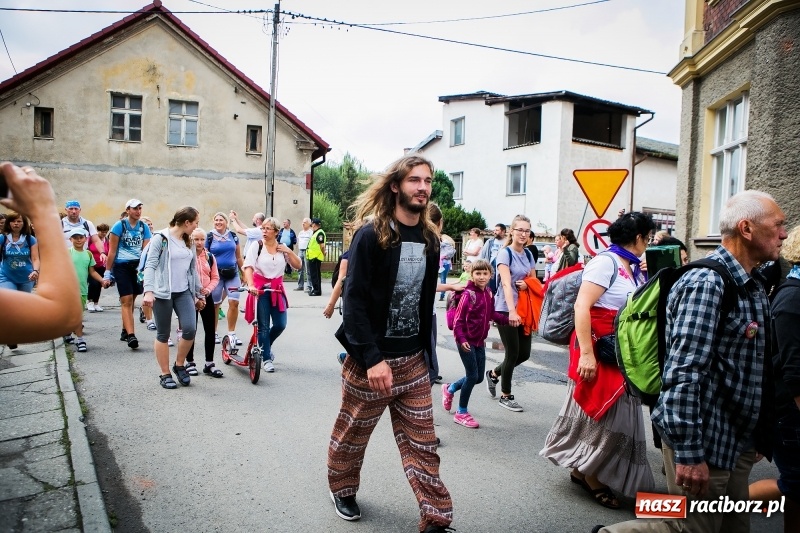 Zdjęcie w galerii na portalu naszraciborz.pl: Z Maryją idą głosić miłosierdzie. Pielgrzymi z powiatu raciborskiego w drodze na Jasną Górę  wiadomości z regionu
