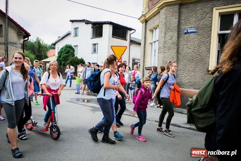 Zdjęcie w galerii na portalu naszraciborz.pl: Z Maryją idą głosić miłosierdzie. Pielgrzymi z powiatu raciborskiego w drodze na Jasną Górę  wiadomości z regionu