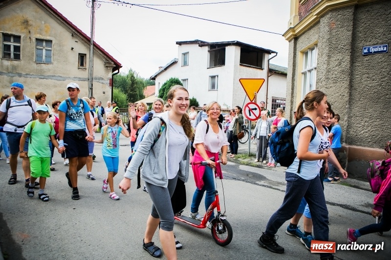 Zdjęcie w galerii na portalu naszraciborz.pl: Z Maryją idą głosić miłosierdzie. Pielgrzymi z powiatu raciborskiego w drodze na Jasną Górę  wiadomości z regionu