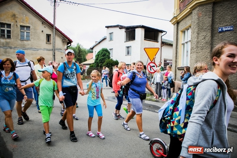 Zdjęcie w galerii na portalu naszraciborz.pl: Z Maryją idą głosić miłosierdzie. Pielgrzymi z powiatu raciborskiego w drodze na Jasną Górę  wiadomości z regionu