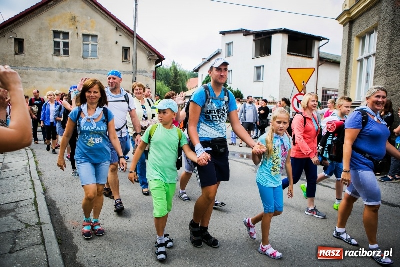Zdjęcie w galerii na portalu naszraciborz.pl: Z Maryją idą głosić miłosierdzie. Pielgrzymi z powiatu raciborskiego w drodze na Jasną Górę  wiadomości z regionu