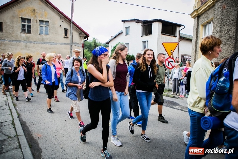 Zdjęcie w galerii na portalu naszraciborz.pl: Z Maryją idą głosić miłosierdzie. Pielgrzymi z powiatu raciborskiego w drodze na Jasną Górę  wiadomości z regionu