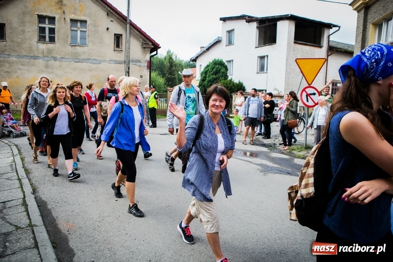Zdjęcie w galerii na portalu naszraciborz.pl: Z Maryją idą głosić miłosierdzie. Pielgrzymi z powiatu raciborskiego w drodze na Jasną Górę  wiadomości z regionu